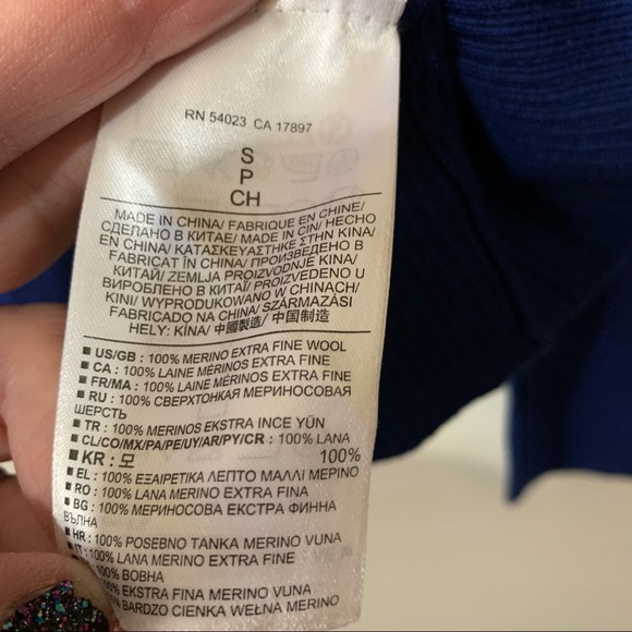 Banana Republic Extra Fine Merino V-neck Sweater - Picture 6 of 8